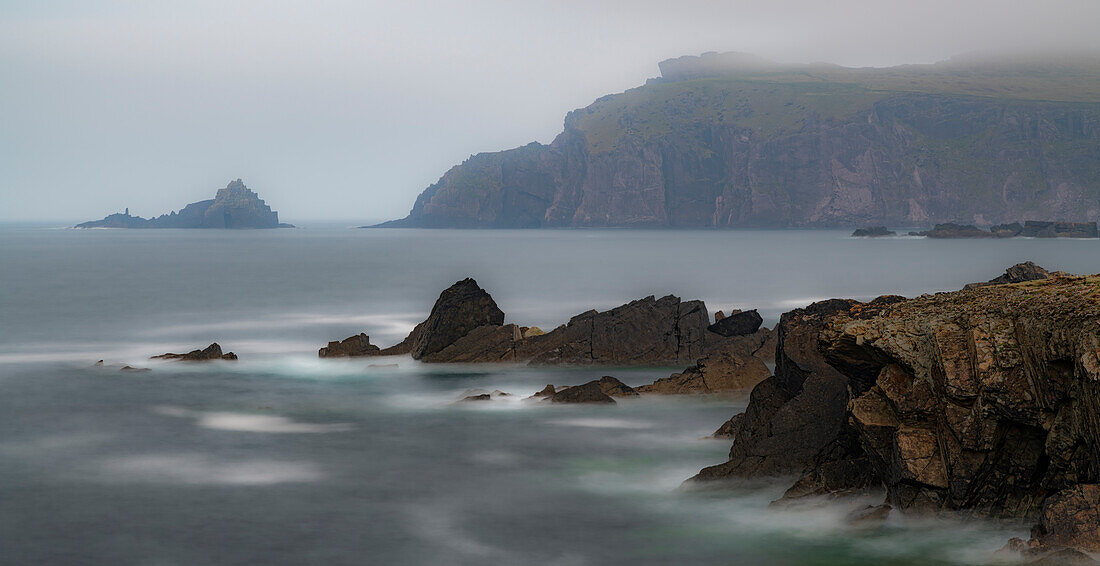 Irland, Ferriter's Cove. Meer und Klippen in nebliger Landschaft.