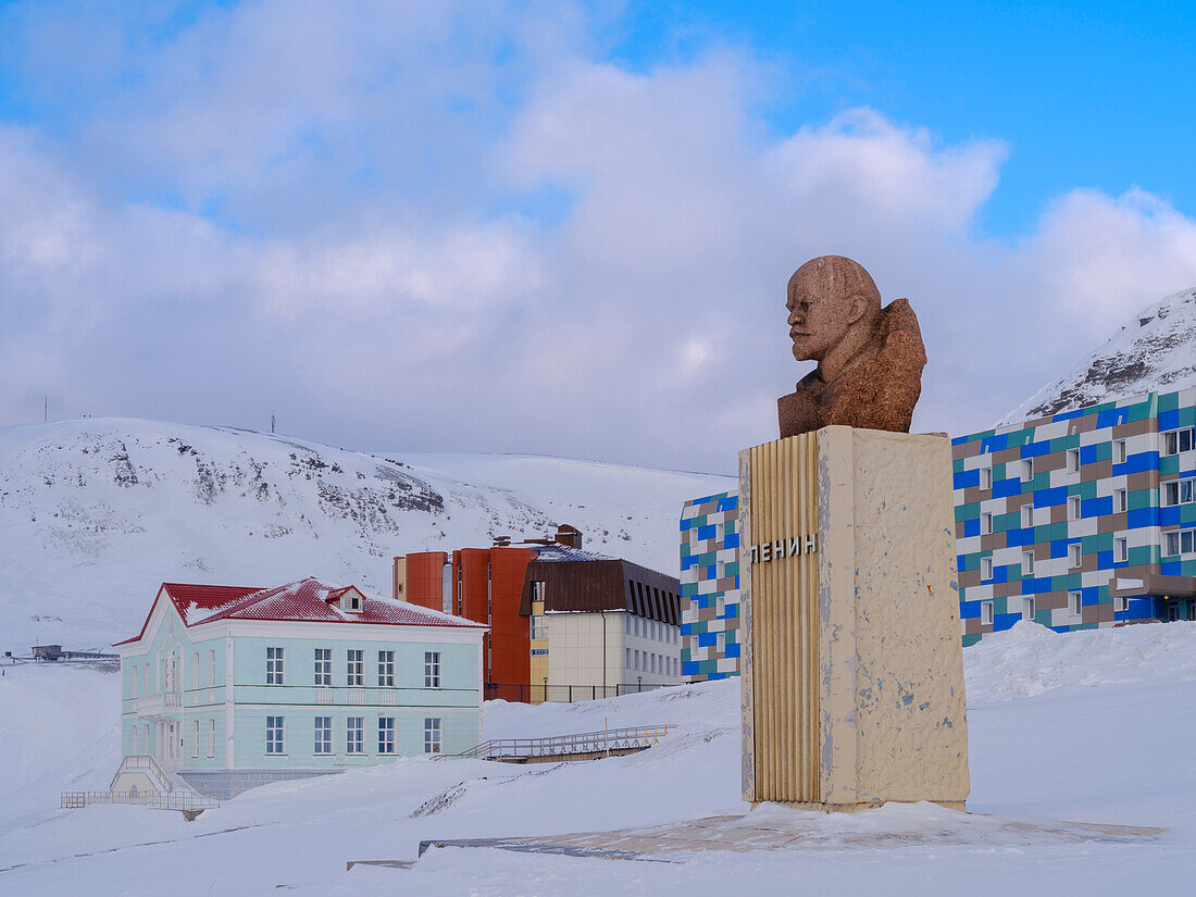 Büste von Lenin. Russische Kohlebergbaustadt Barentsburg am Fjord Gronfjorden. Die Kohlemine ist noch in Betrieb. Arktische Region, Skandinavien, Norwegen, Svalbard. (Nur für redaktionelle Zwecke)