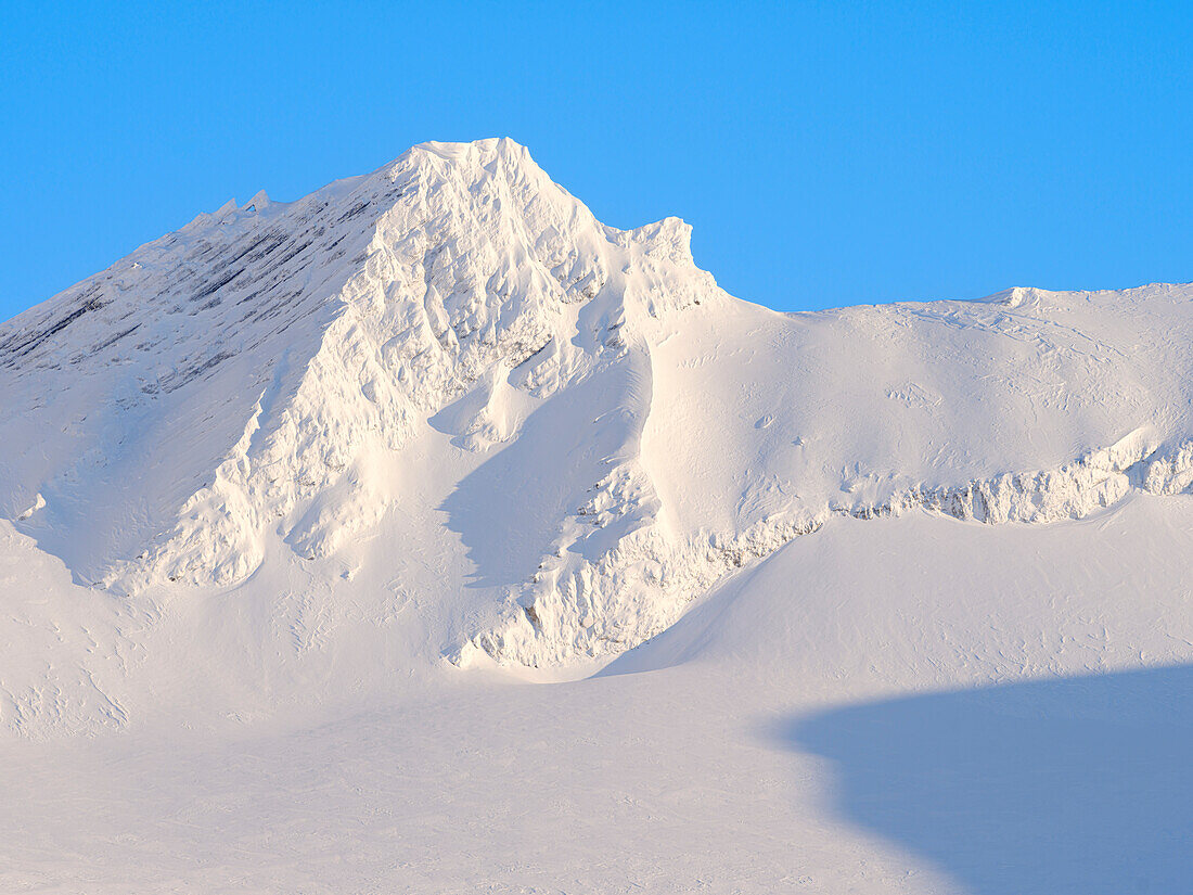 Christophersenfjellet im Norden des Gletschers Vestre Gronfjorden. Landschaft im Van-Mijenfjorden-Nationalpark (früher Nordenskiold-Nationalpark), Insel Spitzbergen. Arktis, Skandinavien, Norwegen, Svalbard