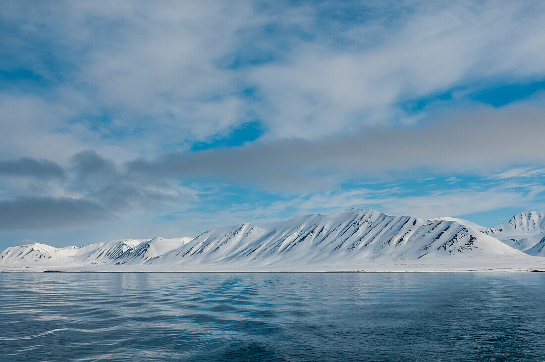 Monaco-Gletscher vor der Küste des Arktischen Ozeans. Monaco-Gletscher, Insel Spitzbergen, Svalbard, Norwegen.