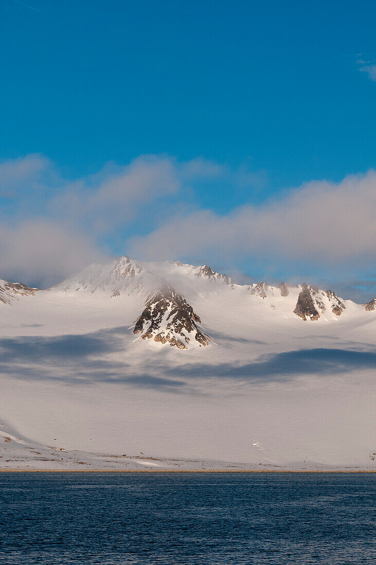 A scenic view of the ice covered mountains surrounding Magdalenefjorden, Spitsbergen Island, Svalbard, Norway.