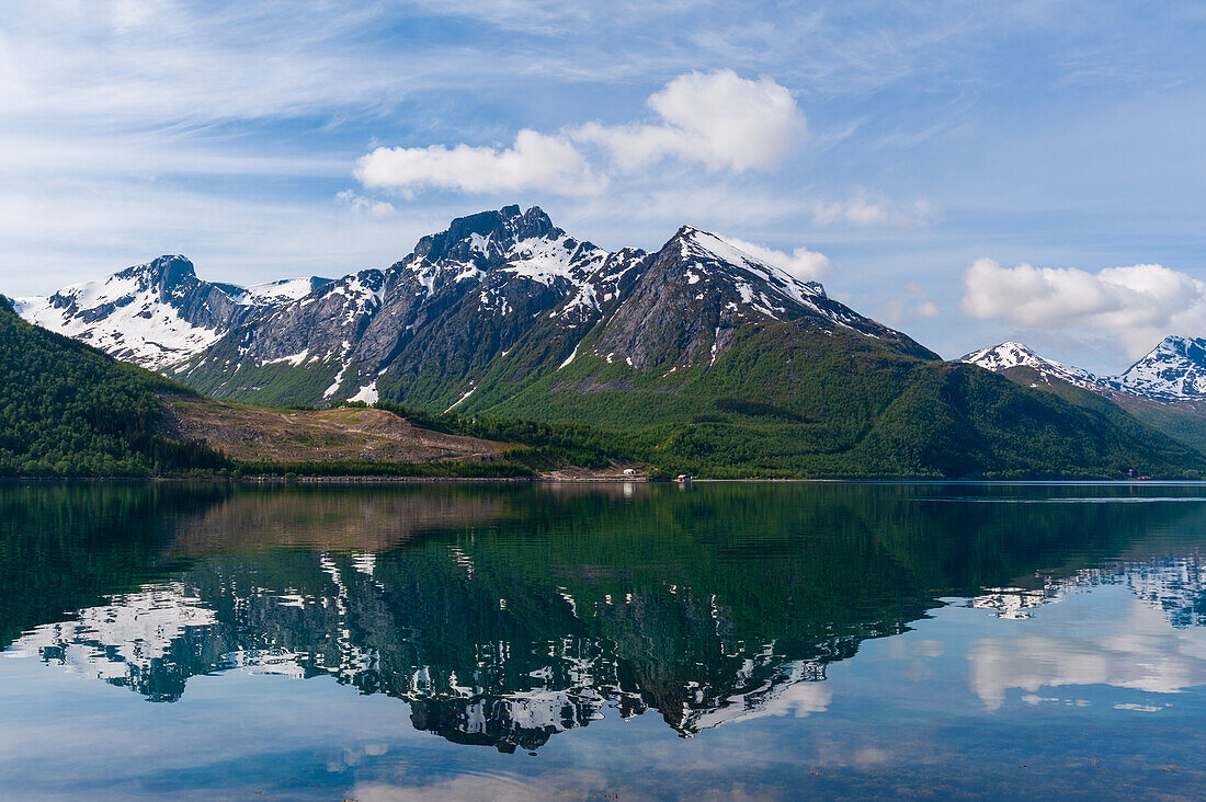 Eisige Berge spiegeln sich im Holandsfjord in der Nähe des Svartisen-Gletschers. Saltfjellet-Svartisen-Nationalpark, Svartisen, Norwegen.