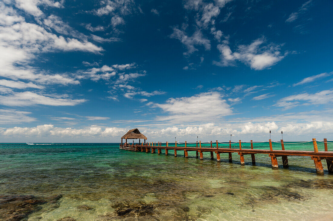 Ein Steg und eine Palapa am Strand der Insel Cozumel, Quintana Roo, Mexiko.