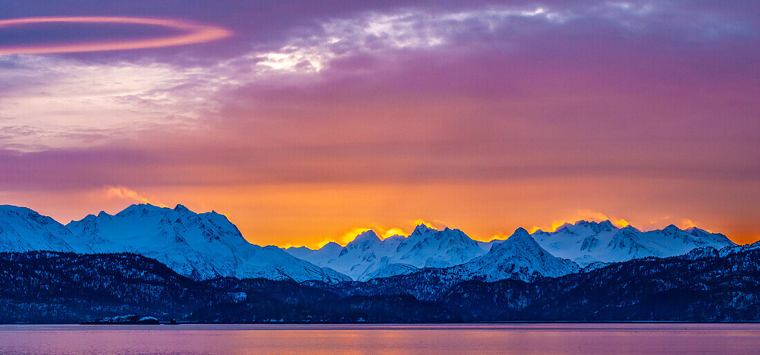 USA, Alaska. Sonnenaufgangspanorama über Bergen und Chilkat River.
