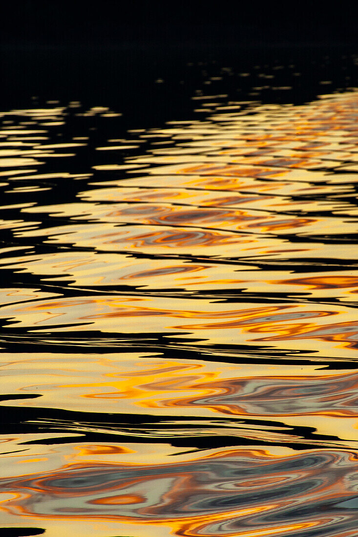 USA, Alaska, Tongass National Forest. Sonnenuntergangsreflexionen auf dem Wasser des Einlasses.