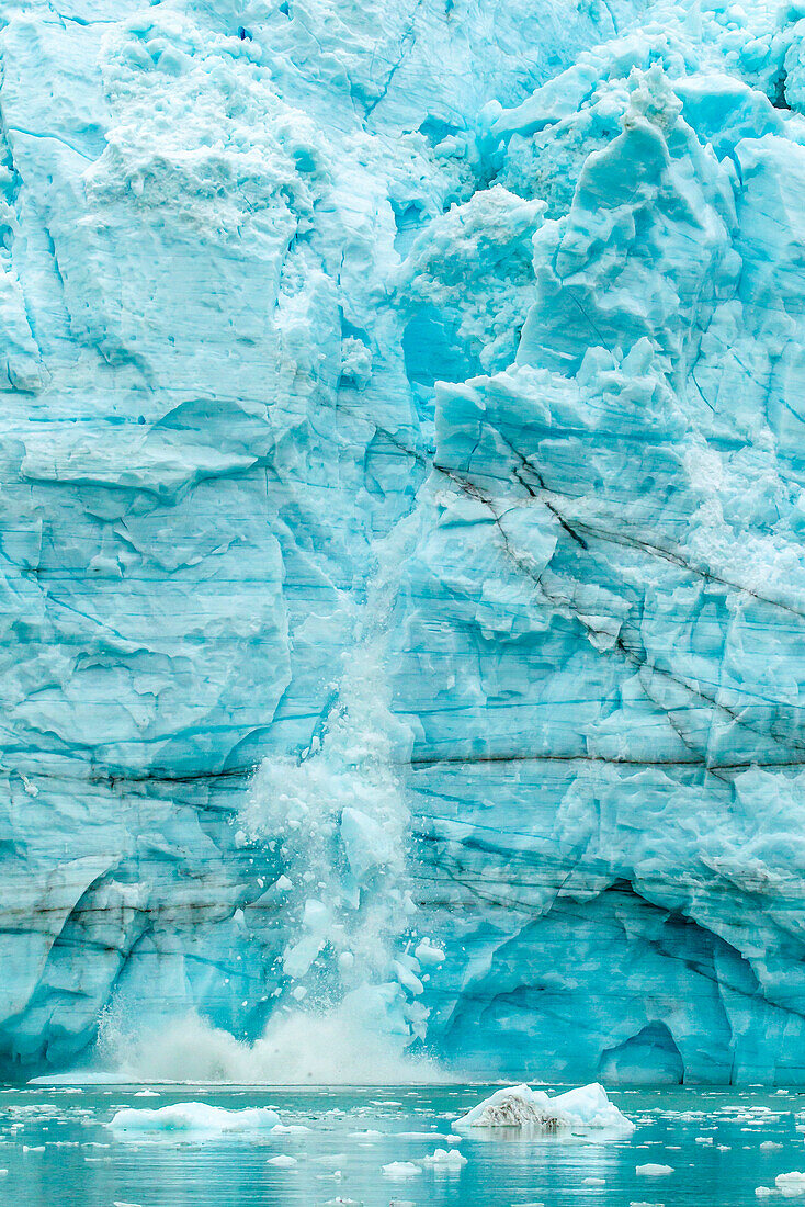 USA, Alaska, Glacier Bay National Park. Margerie Glacier calving.