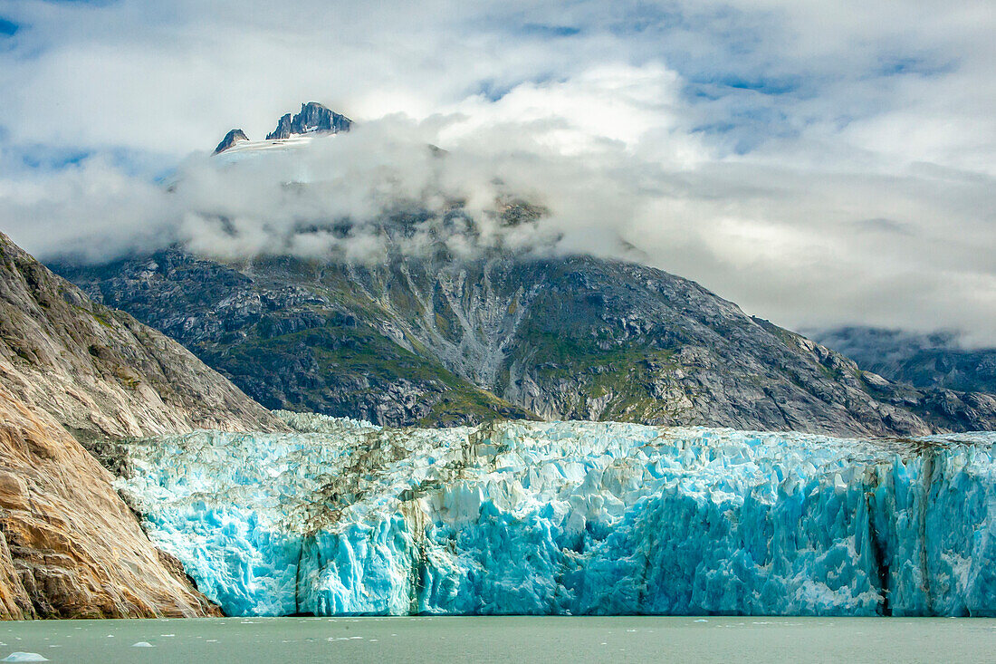 USA, Alaska, Tongass National Forest. Dawes-Gletscher in der Bucht von Endicott Arm.
