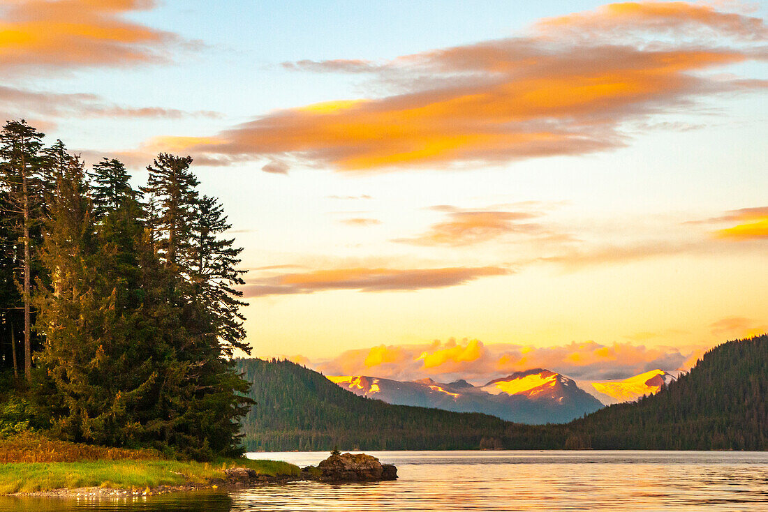 USA, Alaska, Tongass-Nationalforst. Sonnenuntergang auf Admiralty Island und Meeresarm.