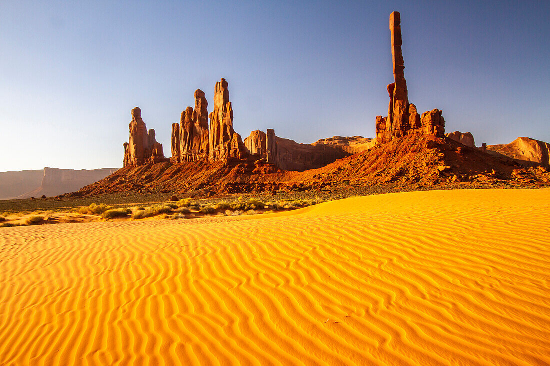 USA, Arizona, Monument Valley Navajo Stammespark. Erodierte Formationen und Sanddünen.