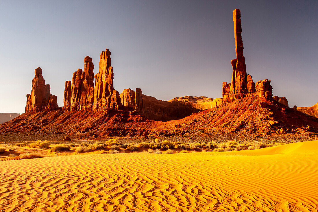 USA, Arizona, Monument Valley Navajo Stammespark. Erodierte Formationen und Sanddünen.