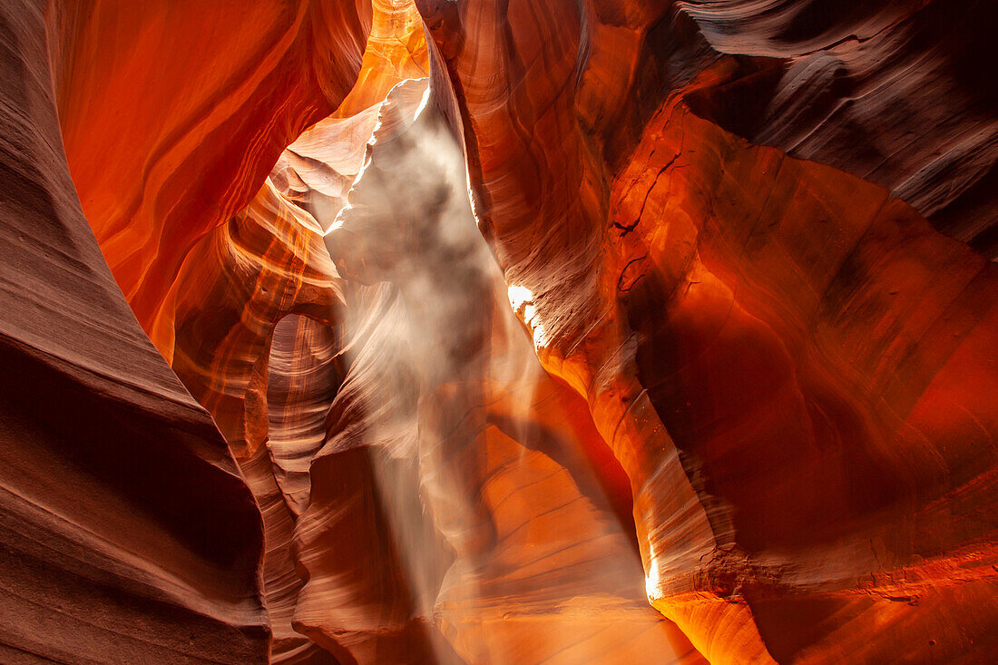 USA, Arizona, Lake Powell Navajo Stammespark. Herabfallender Staub im Lower Antelope Canyon.