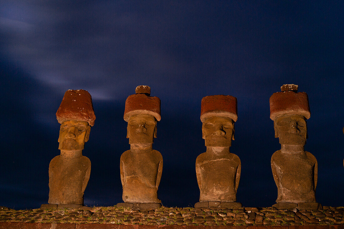 Ein Blick auf die Moai von Anakena bei Nacht. Rapa Nui, Osterinsel, Chile