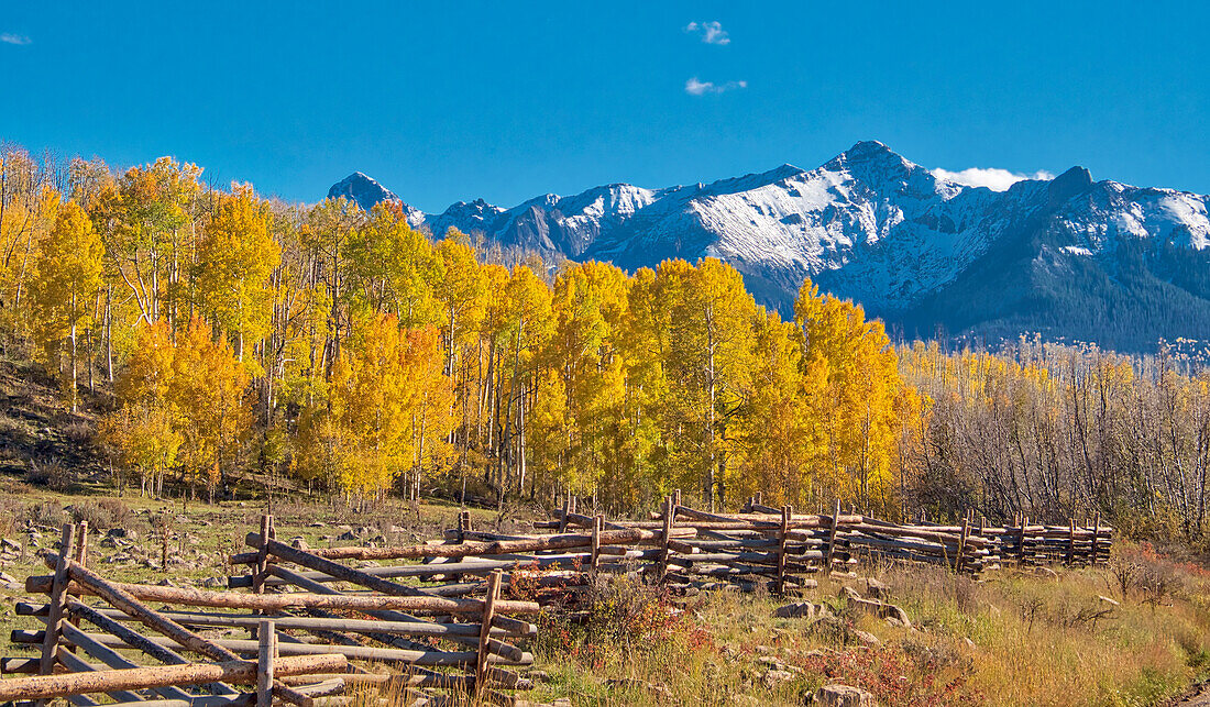 USA, Colorado, Quray. Dallas Divide, Sonnenaufgang auf dem Mt. Snaffles mit Herbstfarben und Split Rail Zaun