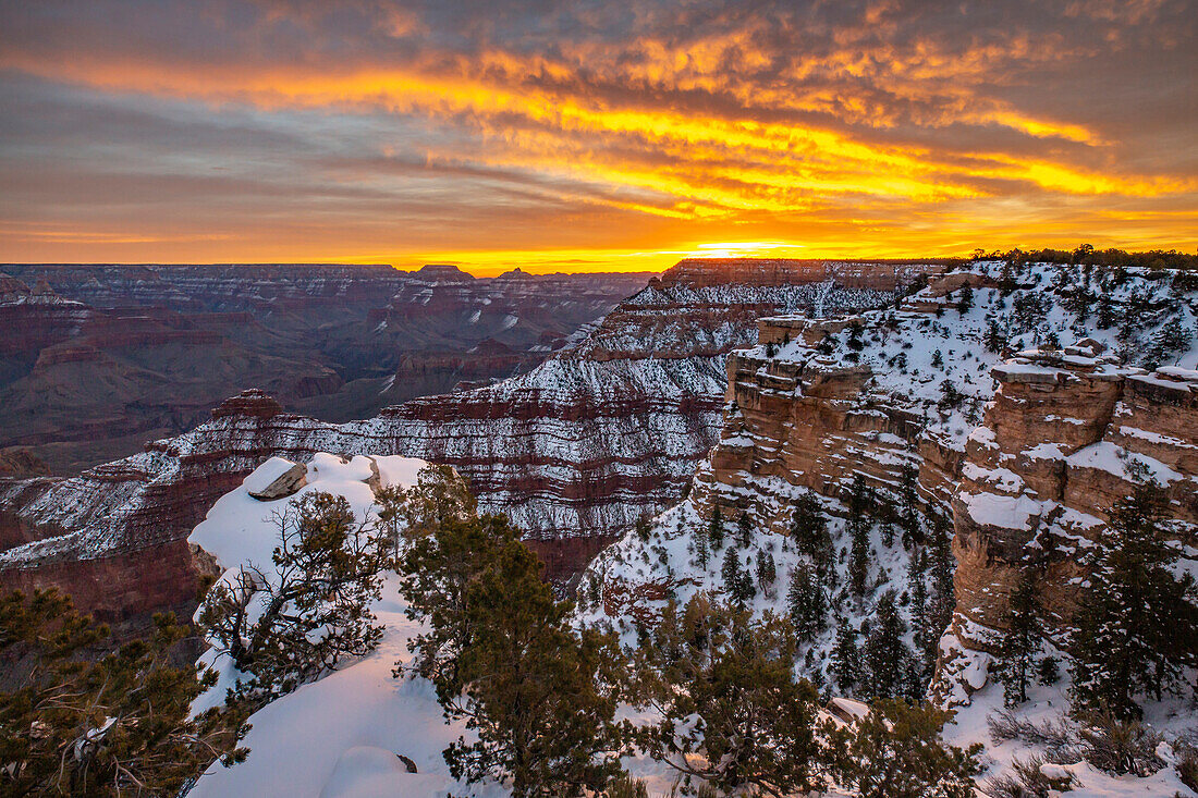 USA, Arizona, Grand-Canyon-Nationalpark. Winterübersicht vom Mather Point bei Sonnenaufgang.