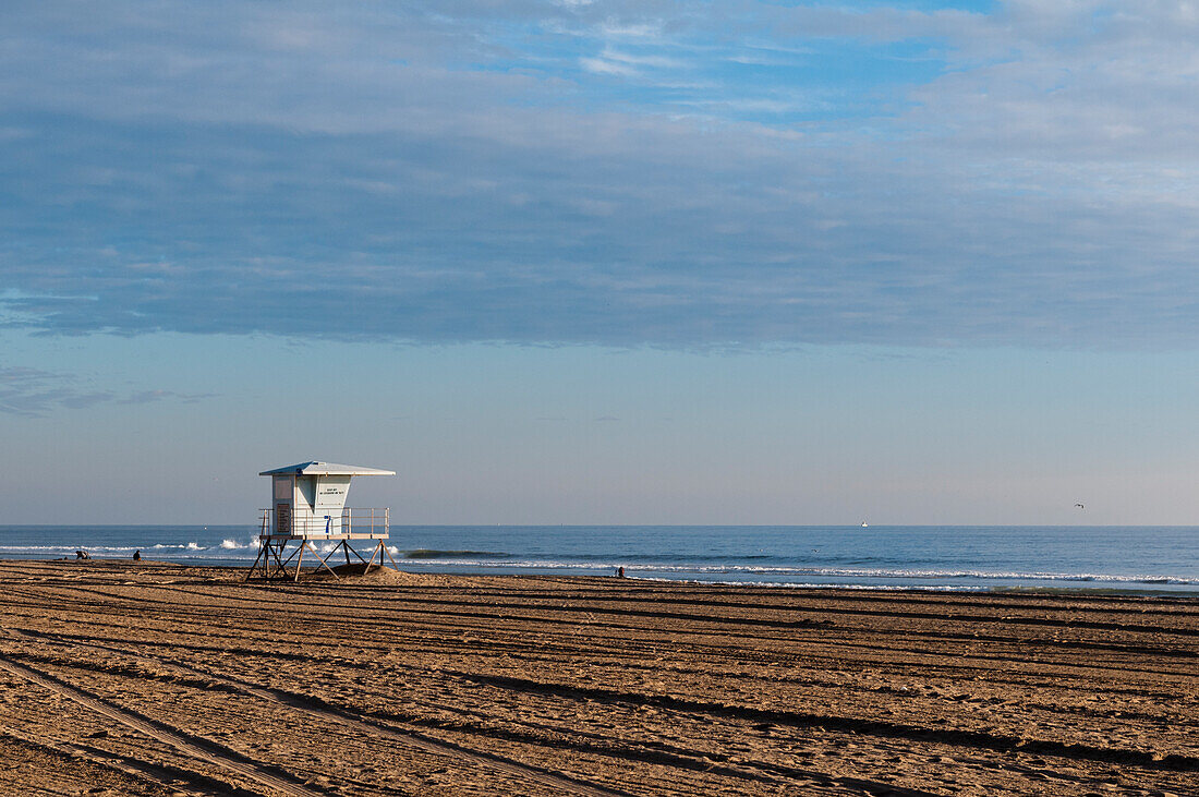 Eine Rettungsschwimmerhütte am fast menschenleeren Huntington Beach, am Pazifischen Ozean, Kalifornien.