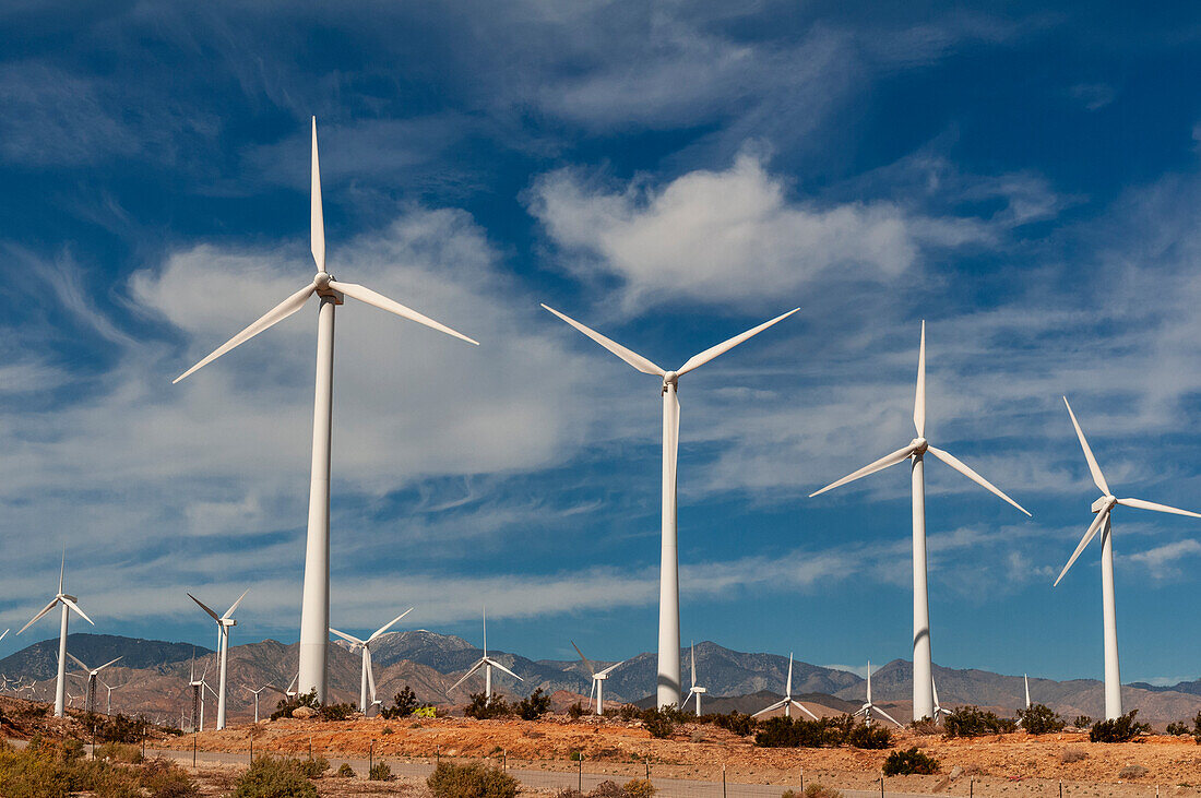 Reihen von Windrädern in einem Windpark. Palm Springs, Kalifornien.