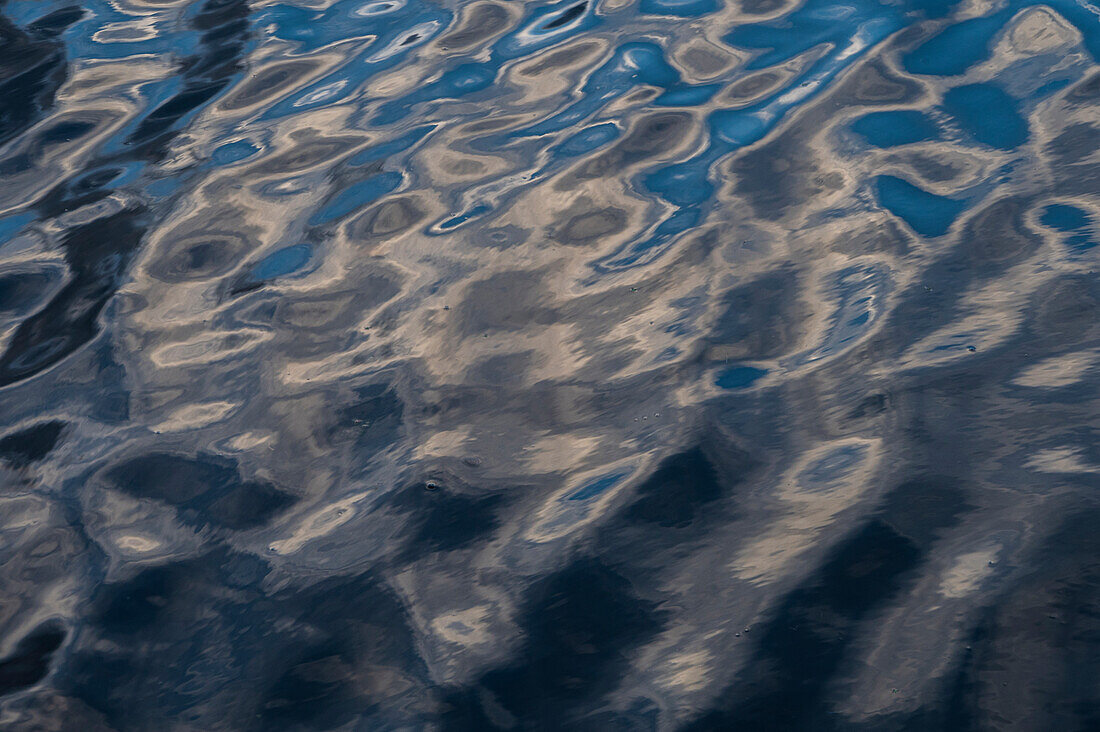 USA, New Jersey, Cape May National Seashore. Wassermuster bei Sonnenaufgang.