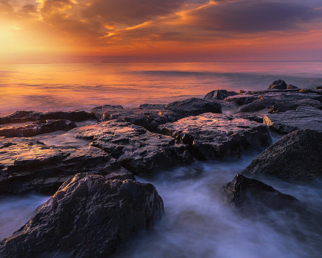 USA, New Jersey, Cape May National Seashore. Sonnenaufgang am Ufer.