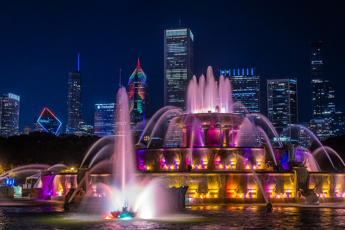 USA, Illinois, Chicago. Buckingham-Brunnen bei Nacht. (Nur für redaktionelle Zwecke)