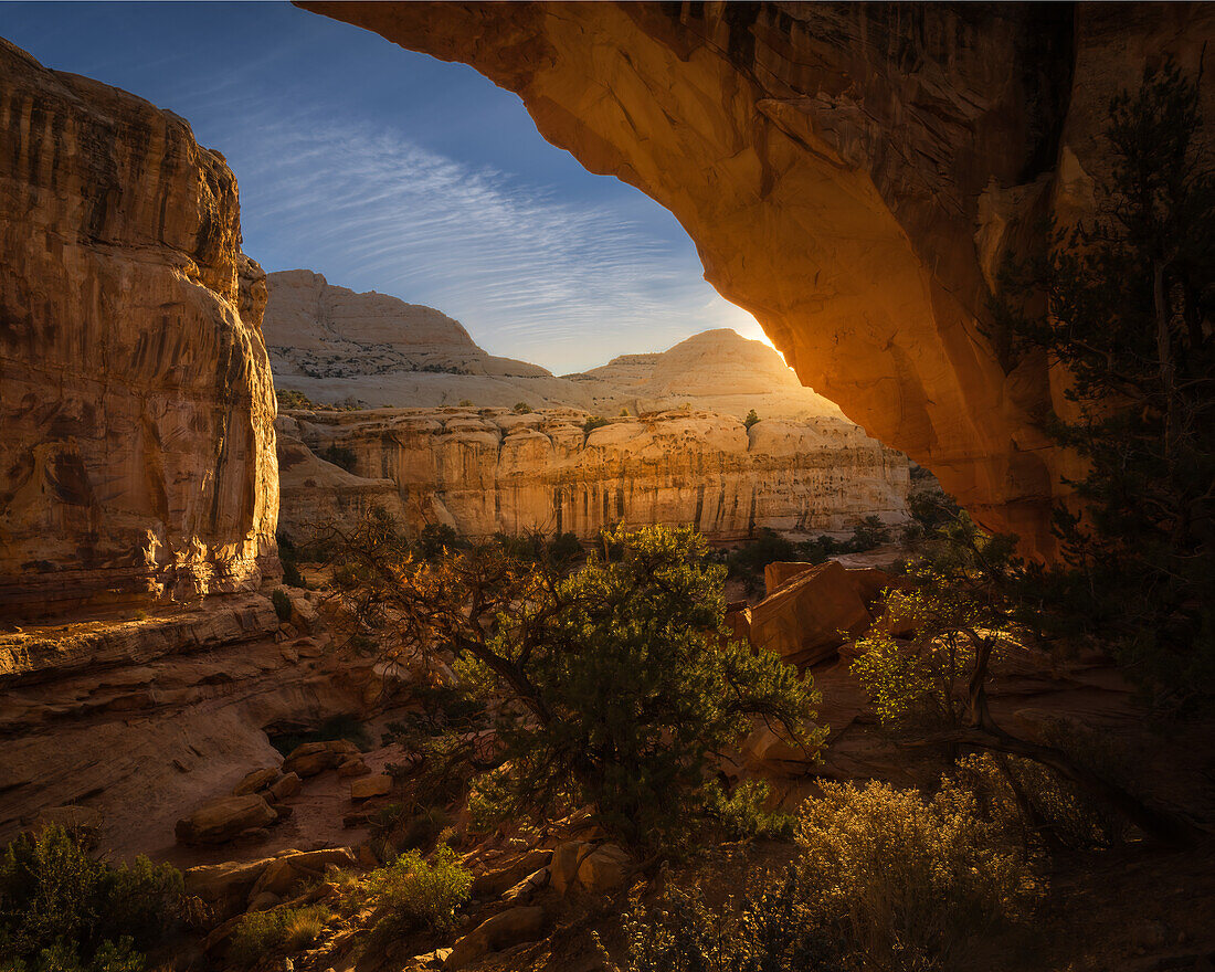 USA, Utah, Capital Reef National Park. Sonnenaufgang über Felsformationen.