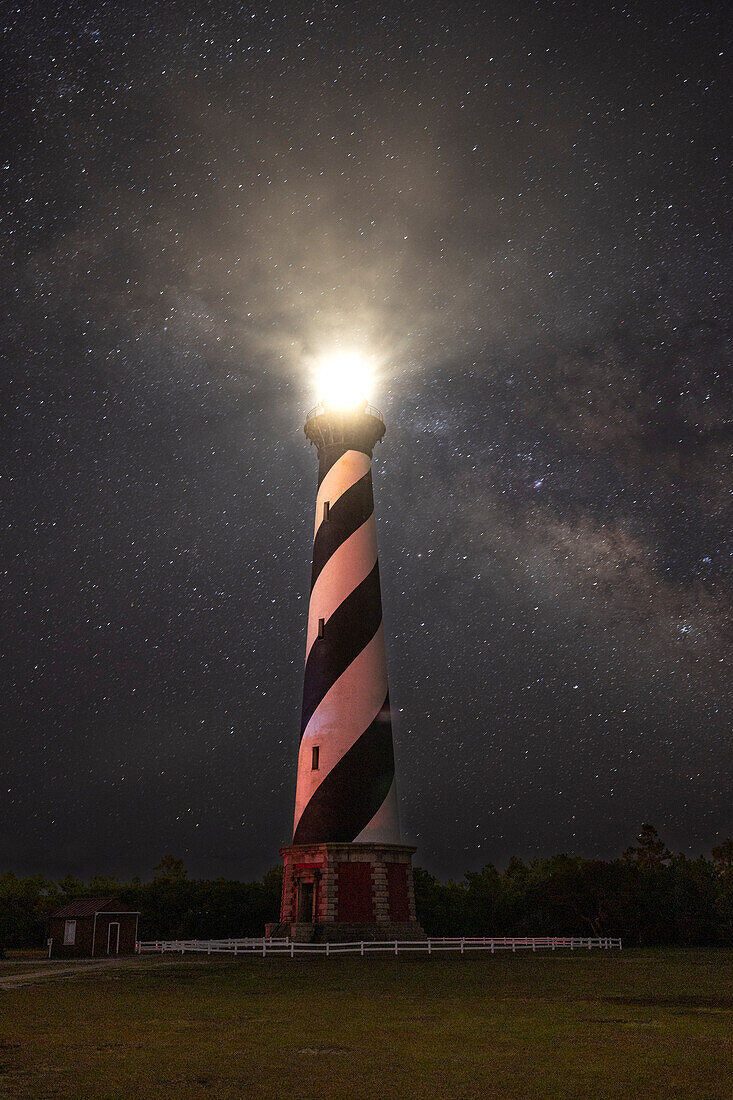 USA, Nordkarolina, Buxton. Cape Hatteras-Leuchtturm und der galaktische Kern der Milchstraße