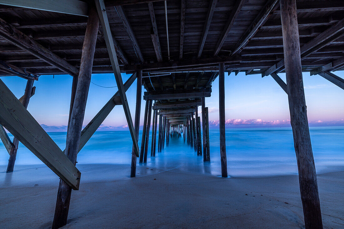 USA, Nordkarolina, Avon. Atlantischer Ozean am Avon Fishing Pier