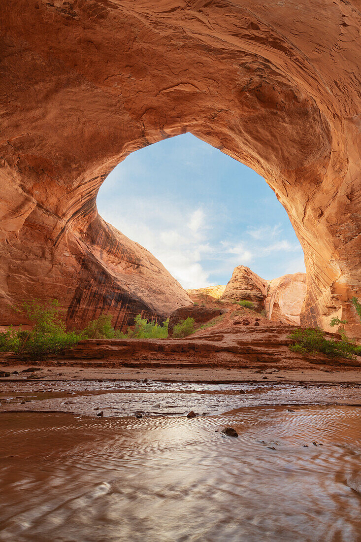 Dampf strömt durch eine riesige Nische neben dem Jacob Hamblin Arch in der Coyote Gulch, Glen Canyon National Recreation Area, Utah.