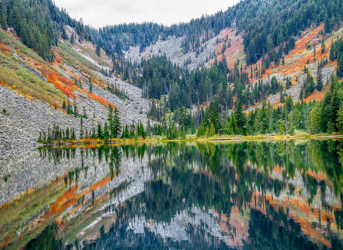 USA, Bundesstaat Washington. Central Cascades, Talapus Lake und Herbstfärbung an den Hängen