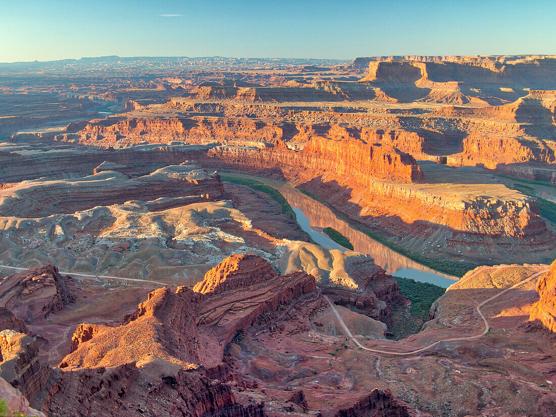 Vereinigte Staaten von Amerika, Utah. Dead Horse Point State Park, Blick bei Sonnenaufgang auf den darunter liegenden Canyon