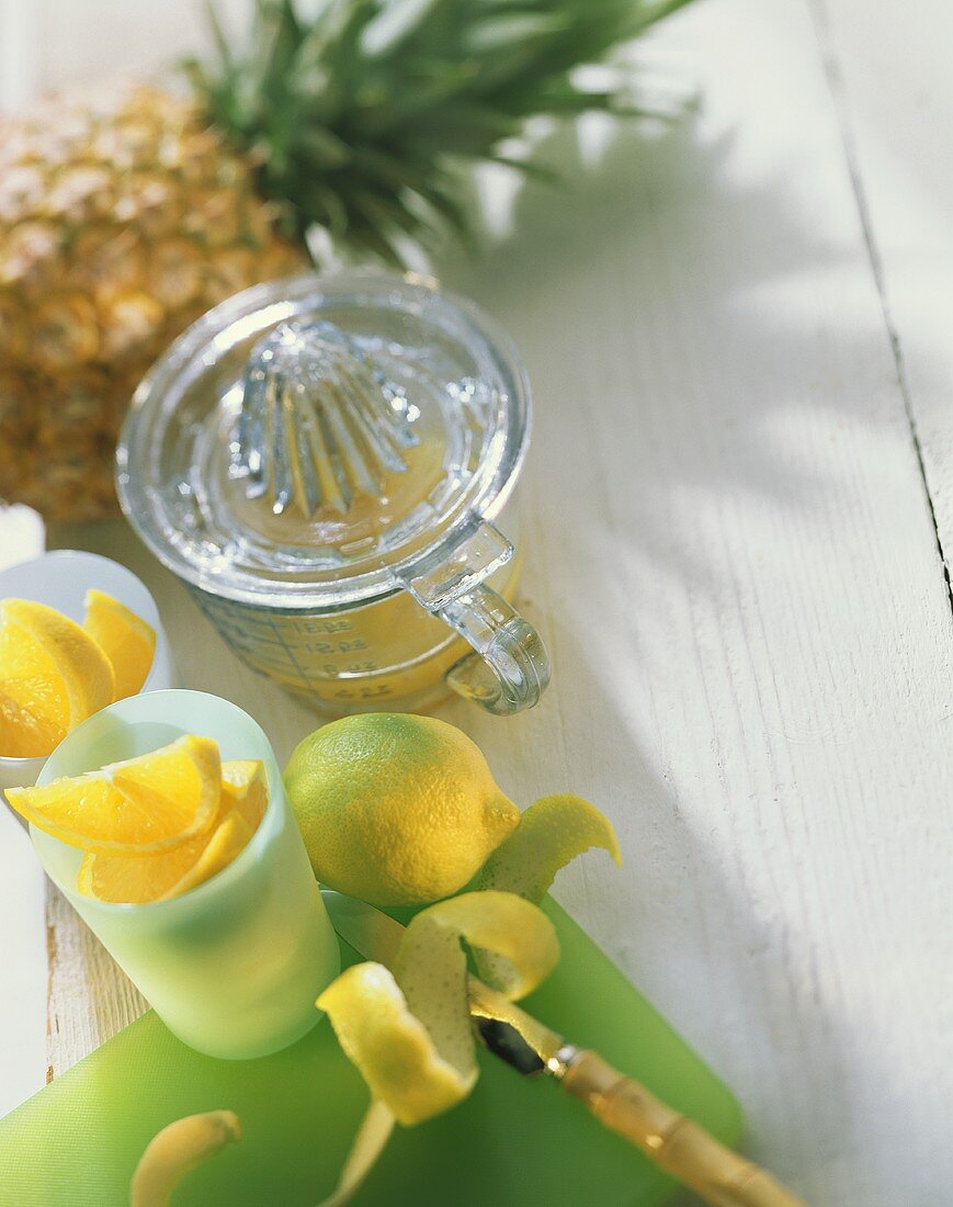 Zitrone, Zitruspresse mit Vitaminsaft & Becher mit Orangen