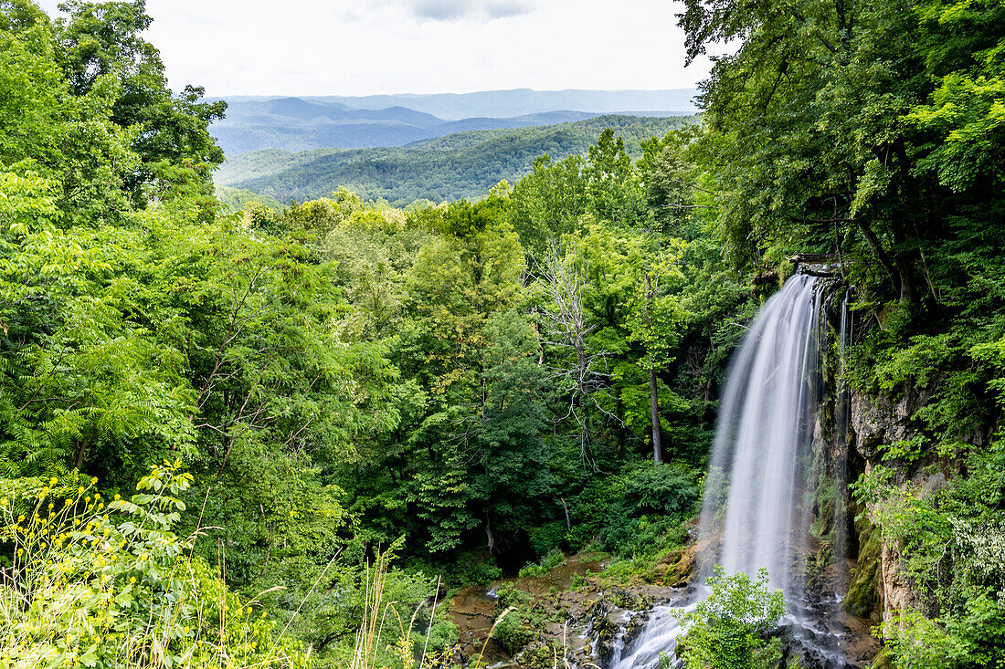 USA, Virginia, Hot Springs. Wasserfall auf dem Lande