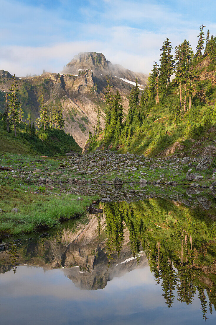 Der Tafelberg spiegelt sich im Bagley Lake. Heather Meadows, Mount Baker Snoqualmie National Forest. Nördliche Kaskaden, Bundesstaat Washington