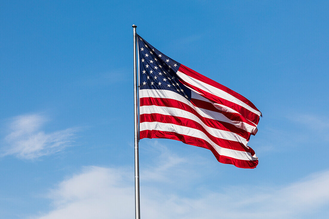 USA, Bundesstaat Washington, Palouse. Pullman. USA Flagge, weht in der Brise.