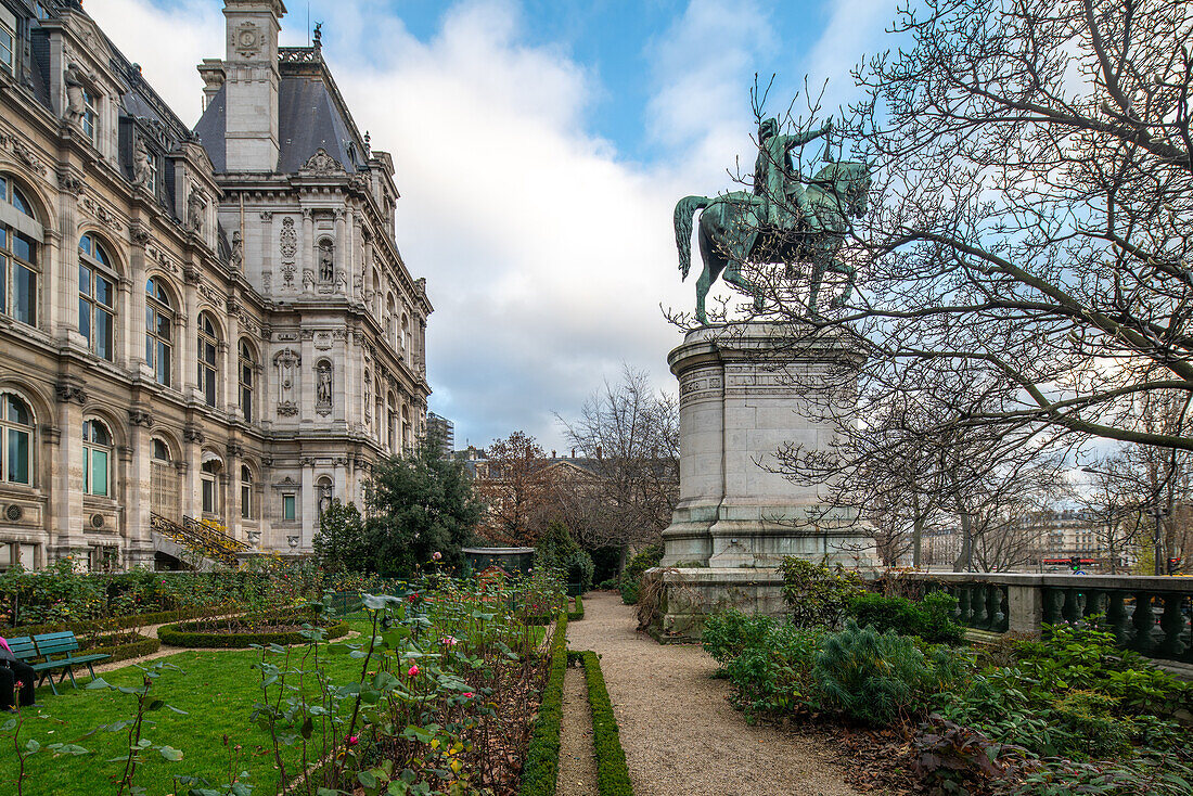 Die Statue von Etienne Marcel steht prominent im Jardin des Combattants de la Nueve, in der Nähe des Hotel de Ville.