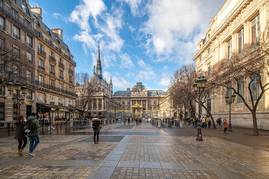 Sonnenlicht durchflutet die Rue Lutece mit Blick auf die Sainte Chapelle und den Palais de Justice auf der Île de la Cité.