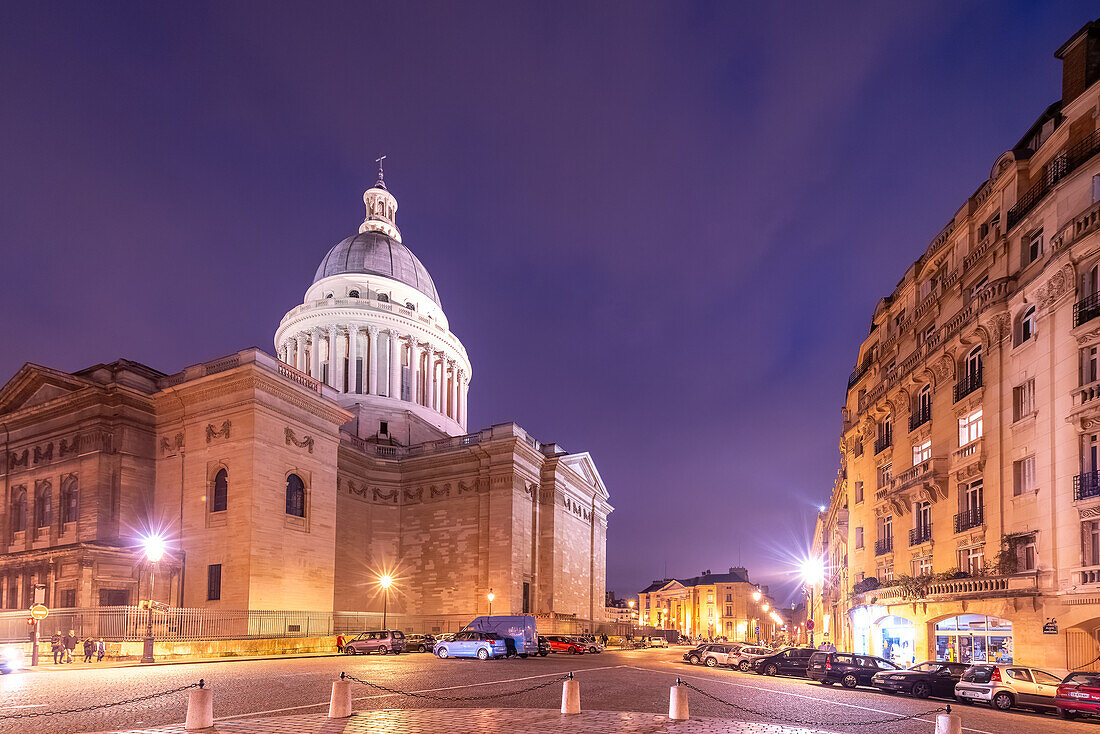 Das Panthéon in Paris im Licht der Abenddämmerung.