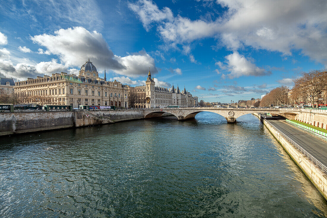 Die ruhige Seine fließt durch die Ile de la Cite mit historischen Pariser Wahrzeichen unter einem klaren Himmel.