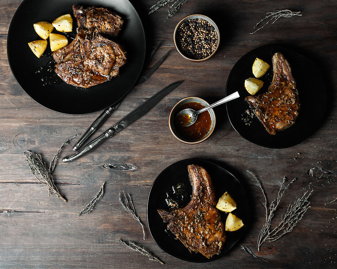 Nahaufnahme von Schweinefilet mit Kartoffeln und Honig von oben gesehen