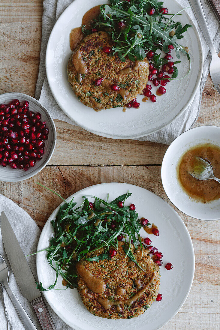 Von oben köstliche vegane Burger auf Holztisch