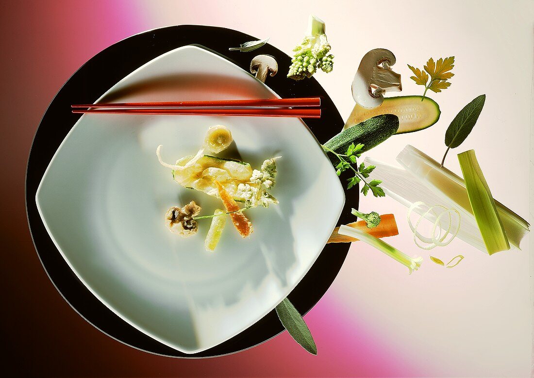 Fritiertes Gemüse auf asiatischem Teller mit Stäbchen