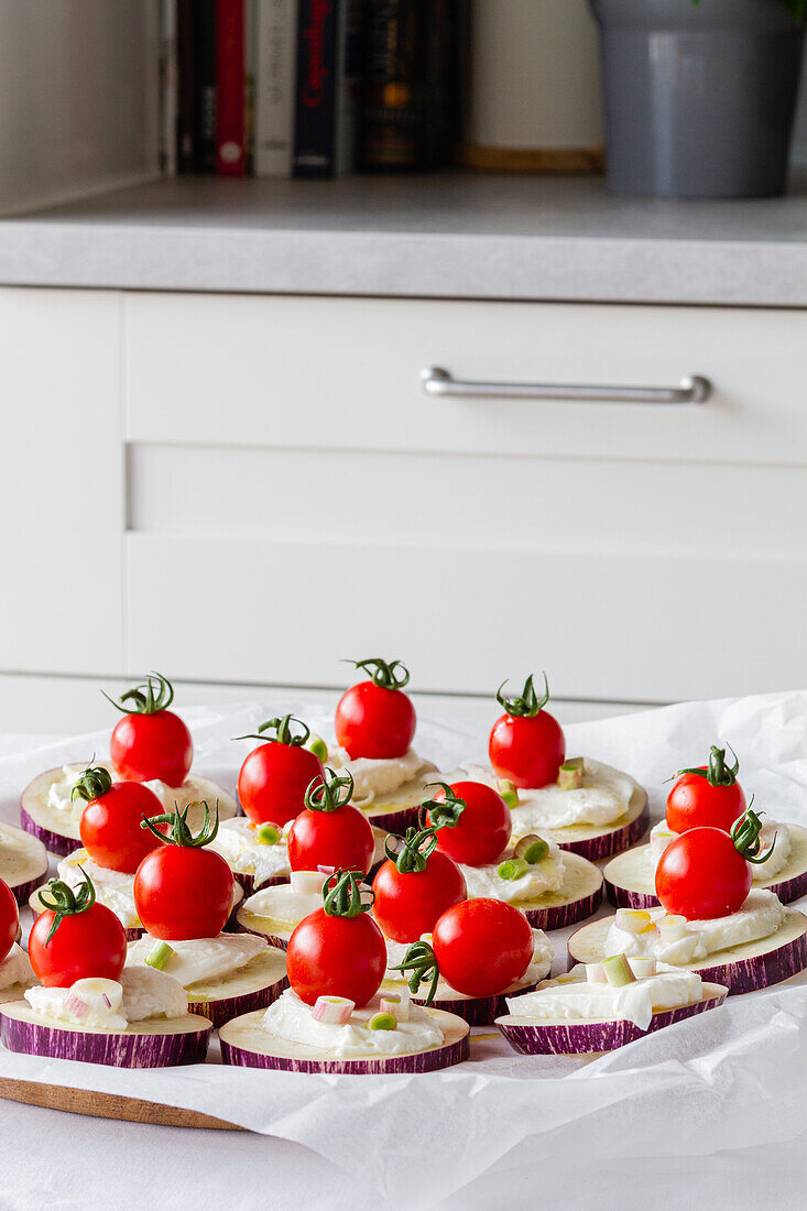 Von oben leckere Vorspeisen mit frischen Auberginen Mozzarella ganzen Kirschtomaten Olivenöl und Zwiebel