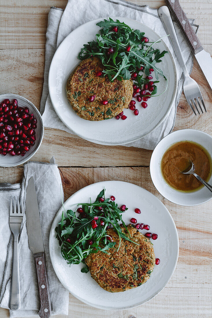 Von oben köstliche vegane Burger auf Holztisch