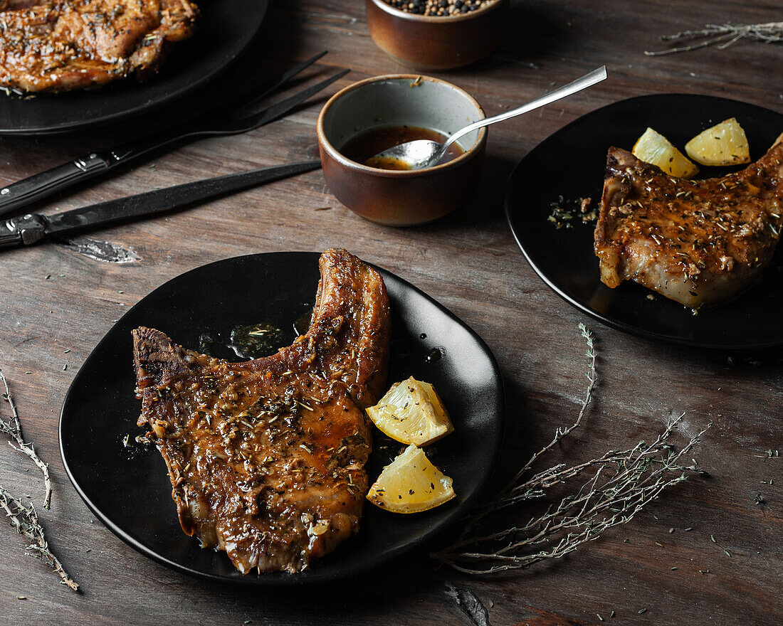 Nahaufnahme eines Schweinefilets mit Kartoffeln und Honig von oben gesehen