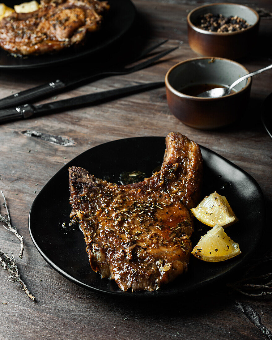 Nahaufnahme eines Schweinefilets mit Kartoffeln und Honig von oben gesehen