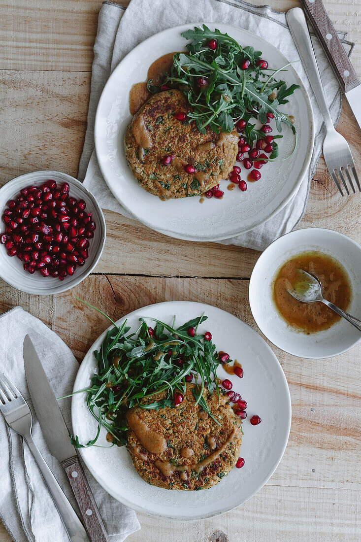 Von oben köstliche vegane Burger auf Holztisch