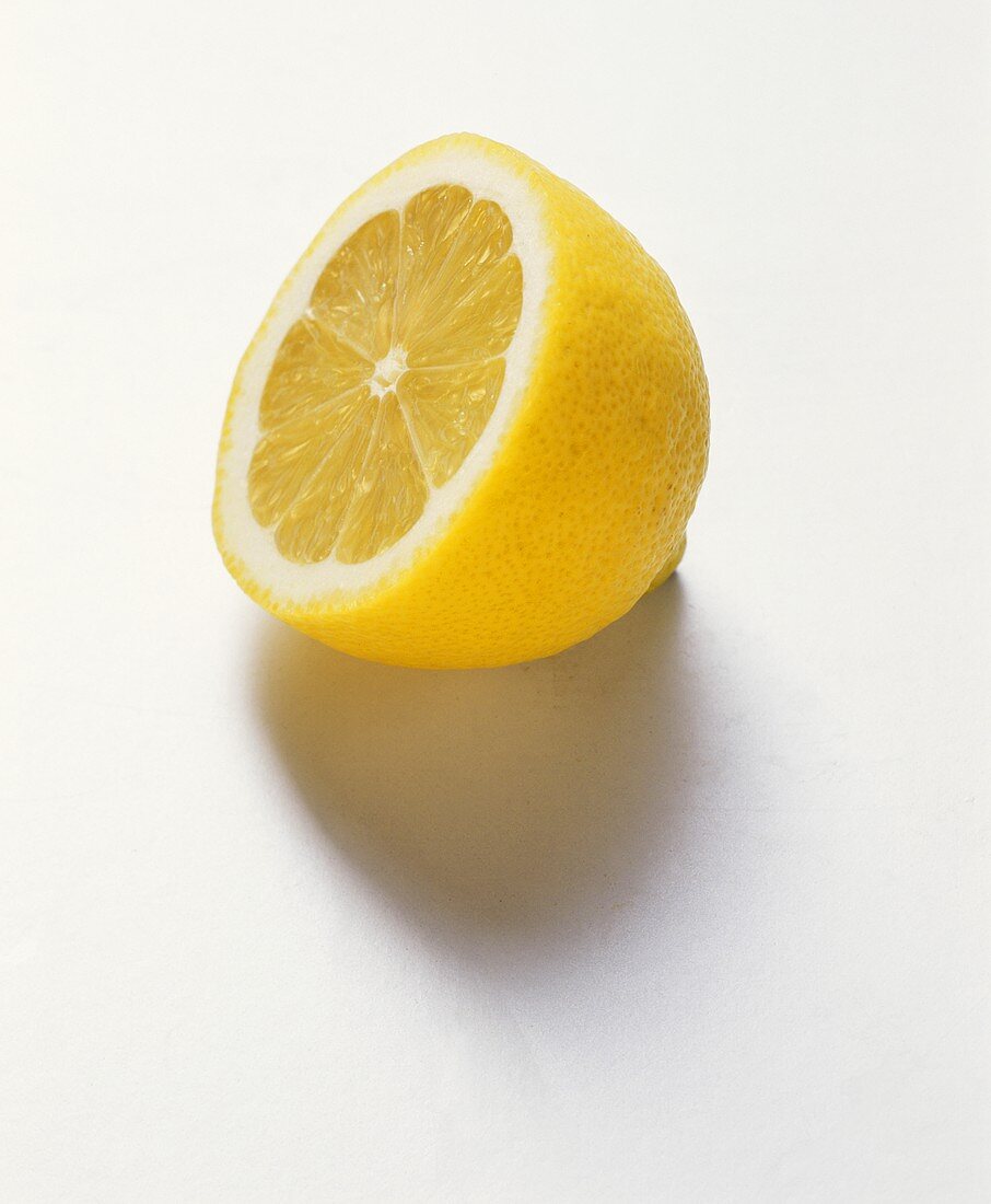 Eine Zitronenhälfte