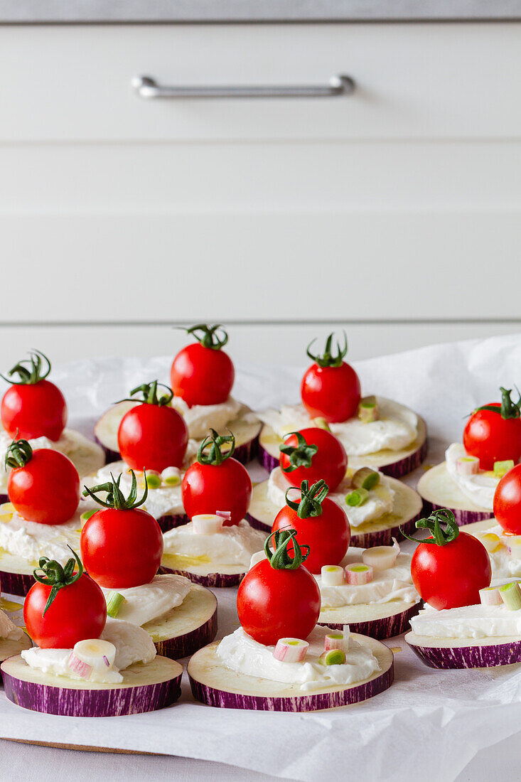 Von oben leckere Vorspeisen mit frischen Auberginen Mozzarella ganzen Kirschtomaten Olivenöl und Zwiebel