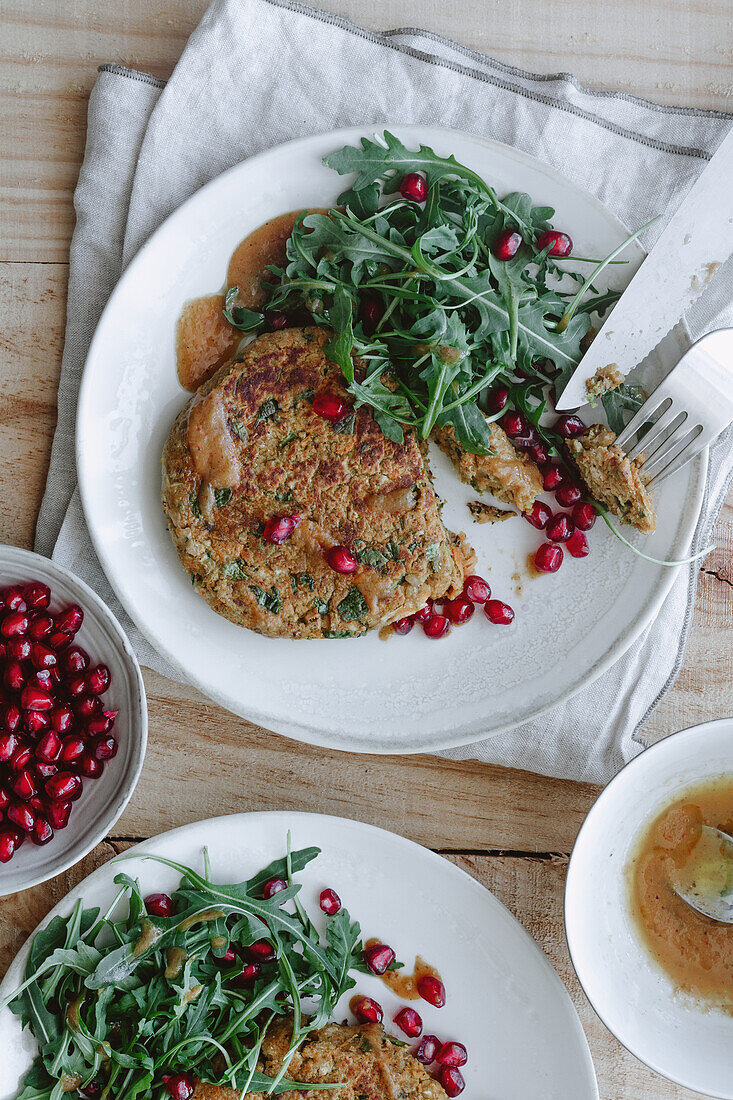 Von oben köstliche vegane Burger auf Holztisch