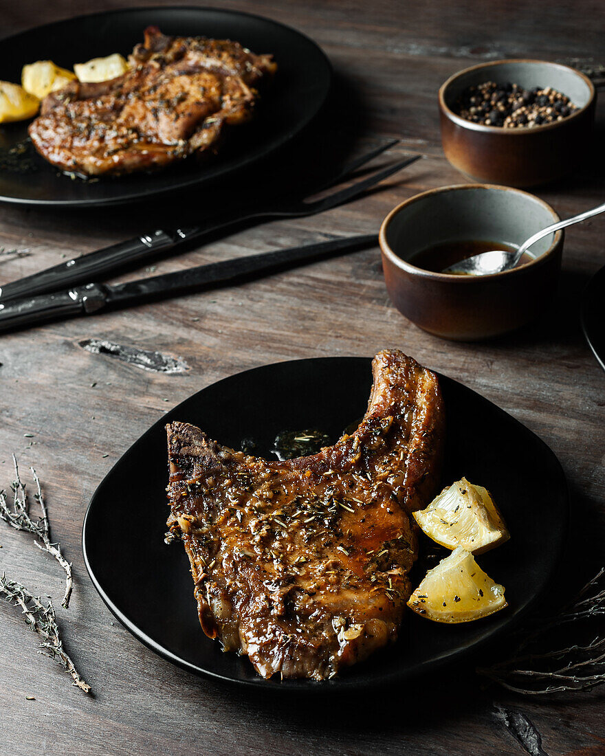 Nahaufnahme eines Schweinefilets mit Kartoffeln und Honig von oben gesehen