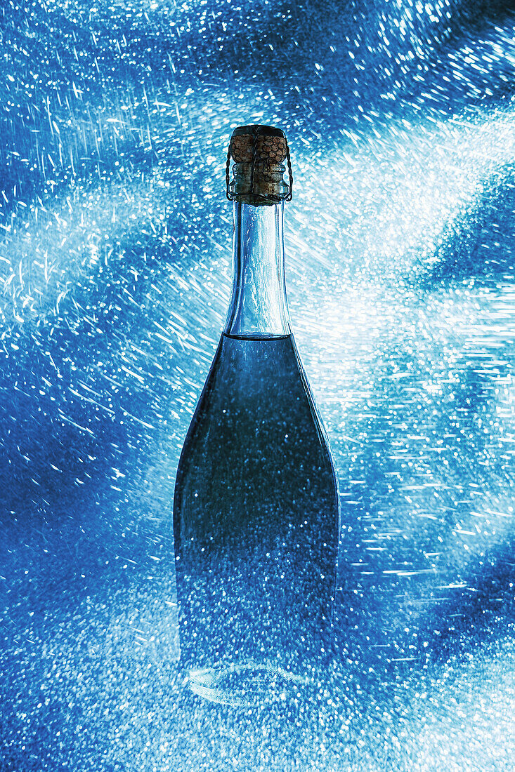 Feine Muskateller-Champagnerflasche, umgeben von glänzenden, funkelnden Lichtern und auf blauem Hintergrund